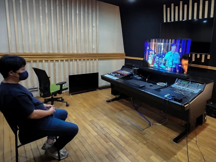 스마트TV와 사운드바로 웹스트리밍 모니터링을 진행한 입체음향 리스닝룸. 사진제공|부밍스튜디오